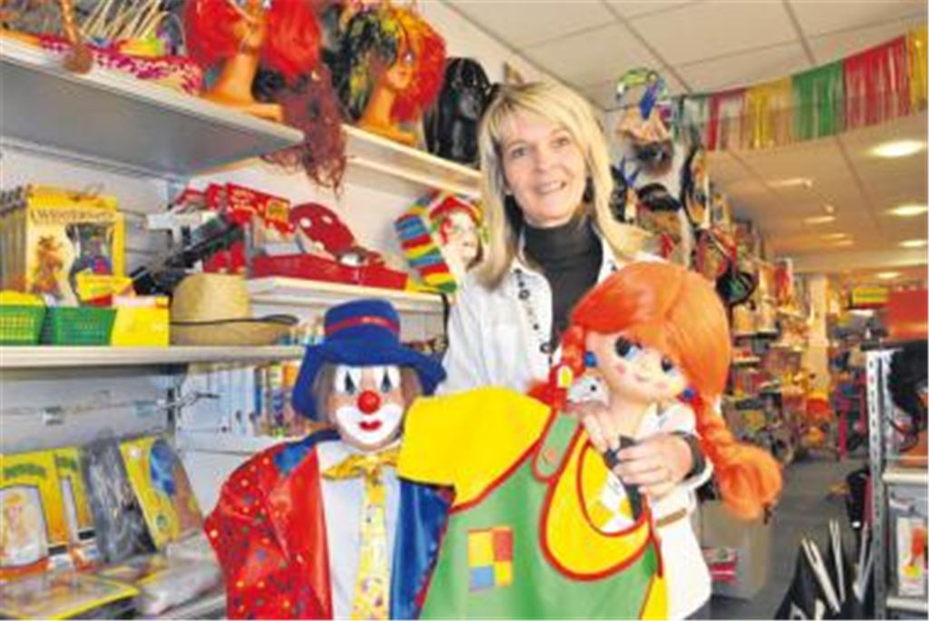 Clown oder Pippi Langstrumpf? Bei Birgit Krebel von Spielwaren Roller werden in diesem Jahr wieder viele Kostümklassiker verkauft. Foto: Stahlfeld