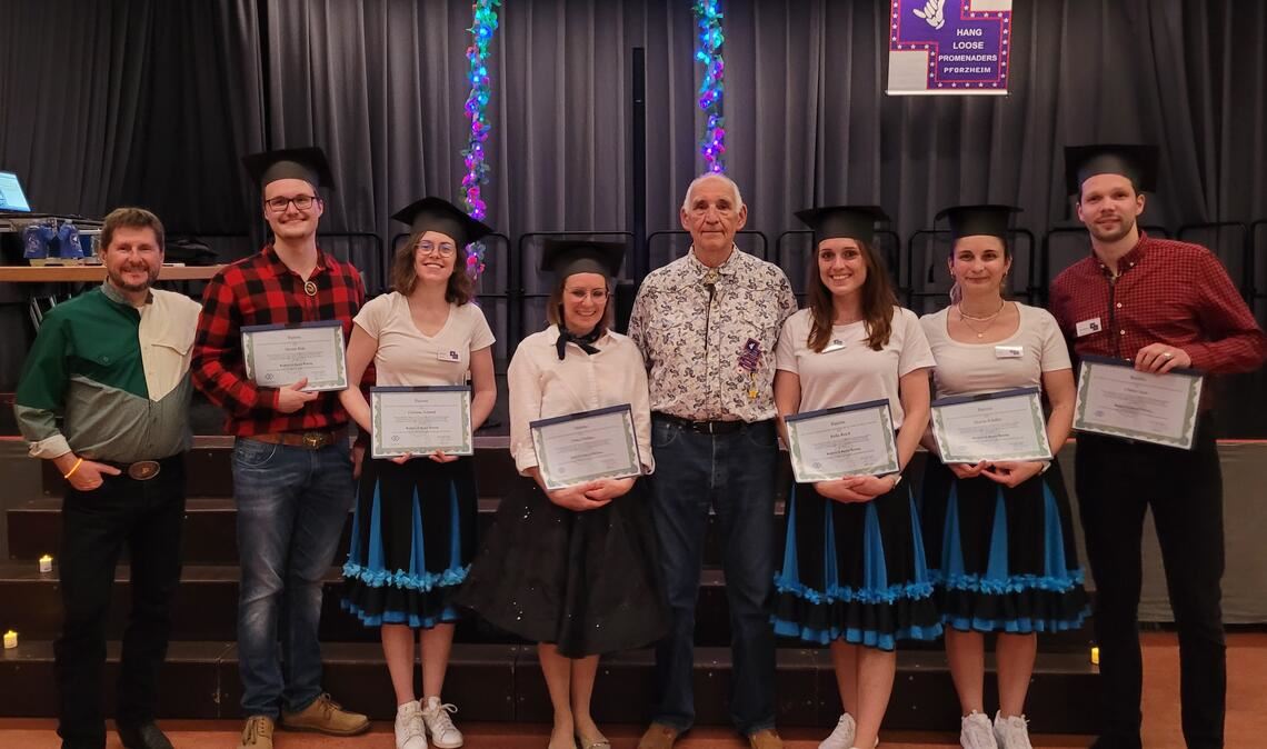 Club-Caller Philipp Kamm mit den Absolventen Steven Bido, Corinna Schmid, Irma Nikolas, Präsident Ludwig Flöter sowie Isabella Reich, Sharin Schüler und Christopher Aydt (v.li.).