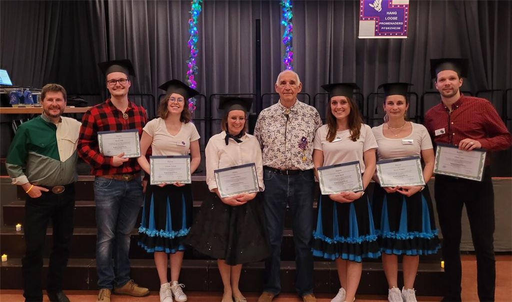 Club-Caller Philipp Kamm mit den Absolventen Steven Bido, Corinna Schmid, Irma Nikolas, Präsident Ludwig Flöter sowie Isabella Reich, Sharin Schüler und Christopher Aydt (v.li.).