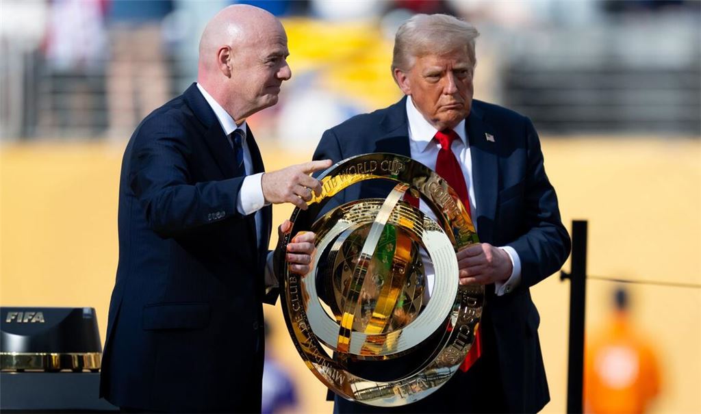 Club-WM-Finale im MetLife Stadium: FIFA-Präsident Gianni Infantino (l.) und US-Präsident Donald Trump präsentieren bei der Siegerehrung gemeinsam den Pokal (Archivfoto).