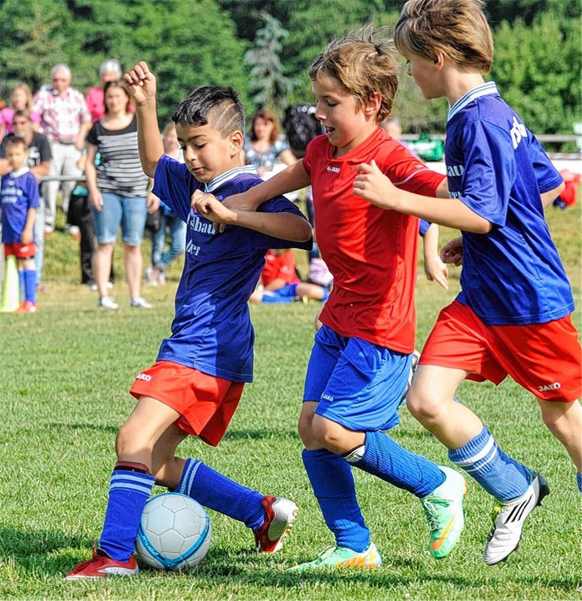 Clubderby in der F-Jugend: Ötisheim II (blaue Trikots) schlägt Ötisheim I. Foto: Fotomoment