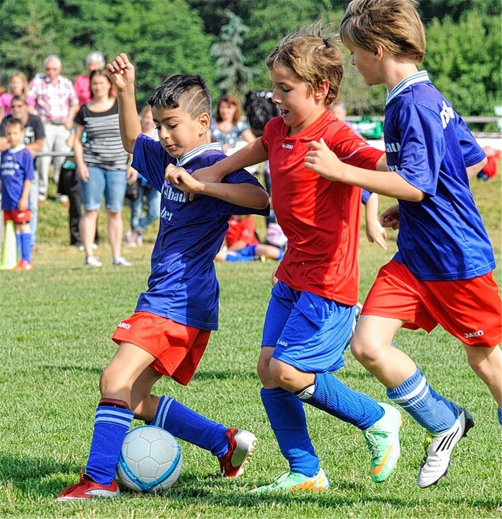 Clubderby in der F-Jugend: Ötisheim II (blaue Trikots) schlägt Ötisheim I. Foto: Fotomoment