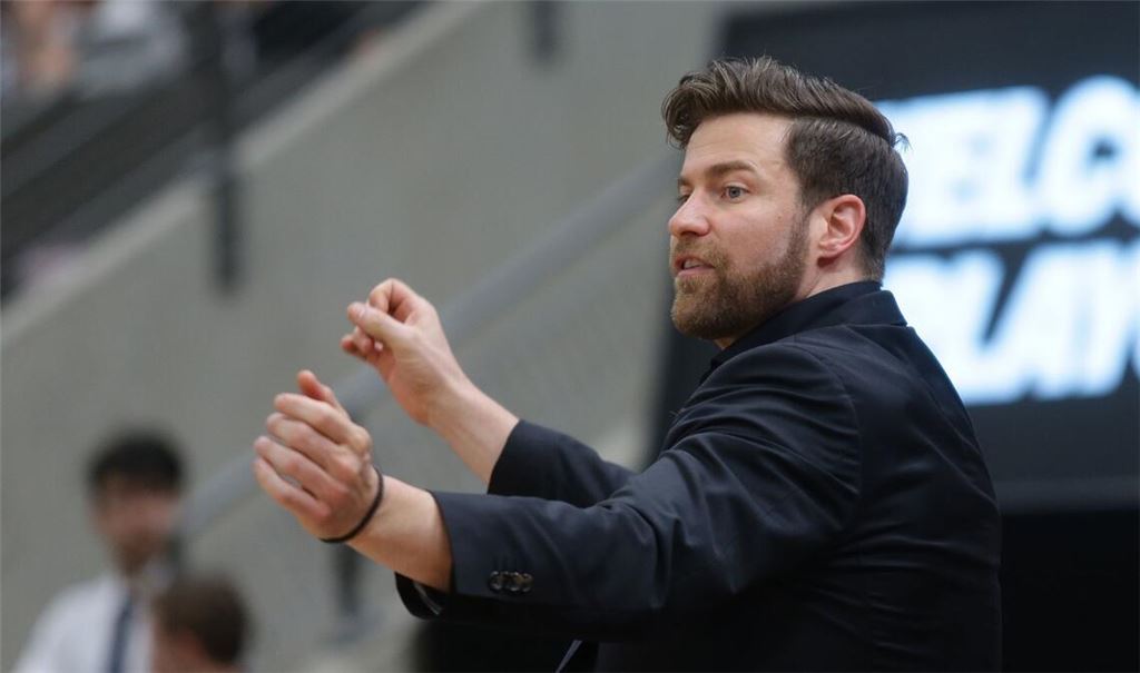 Coach Josh King kämpft mit.