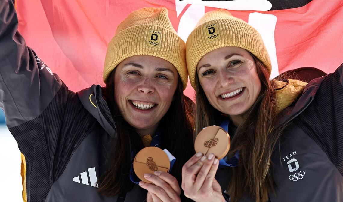 Coletta Rydzek (l, Deutschland) und Laura Gimmler (Deutschland) jubeln bei der Siegerehrung über ihre Bronzemedaillen.