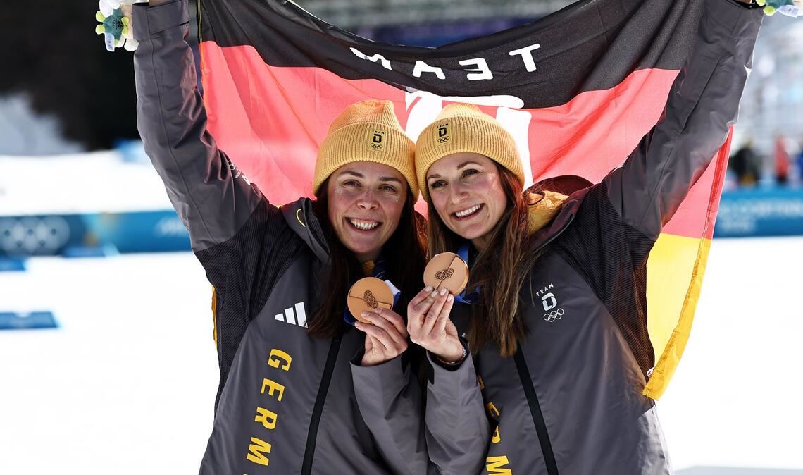 Coletta Rydzek (l) und Laura Gimmler haben die erste Medaille für die deutschen Langläuferinnen bei diesen Winterspielen gewonnen.