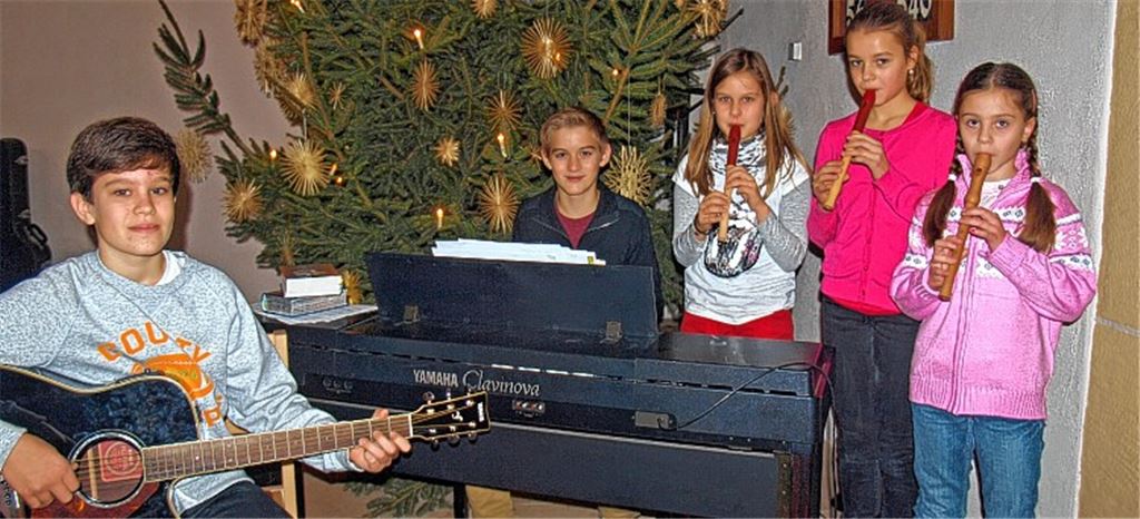Colin, Nick, Mara, Meline und Isabella (v. li.) begleiten in Lomersheim den Gottesdienst am letzten Sonntag des Jahres musikalisch. 