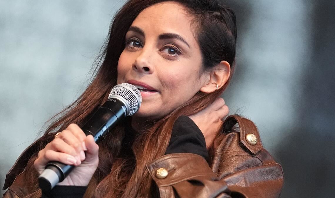 Collien Fernandes, Schauspielerin und Moderatorin, spricht auf der Bühne auf dem Hamburger Rathausmarkt während der Demonstration gegen sexualisierte Gewalt gegen Frauen.