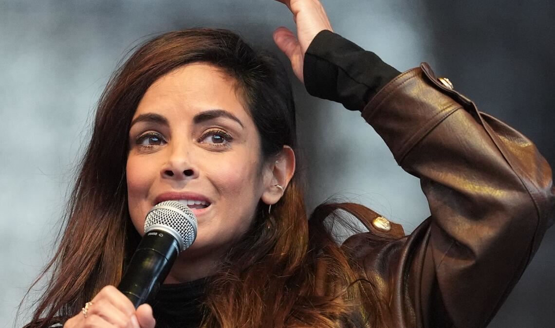 Collien Fernandes bei einer Demo am Donnerstagabend in Hamburg.