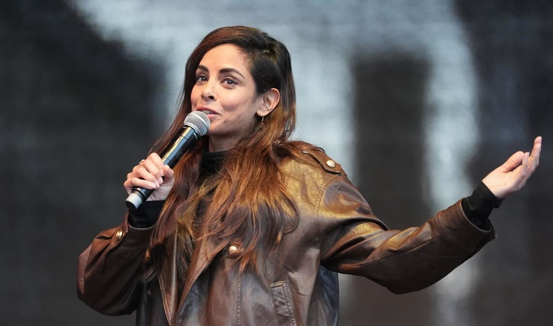 Collien Fernandes spricht auf der Bühne auf dem Rathausmarkt in Hamburg während der Demonstration gegen sexualisierte Gewalt gegen Frauen.