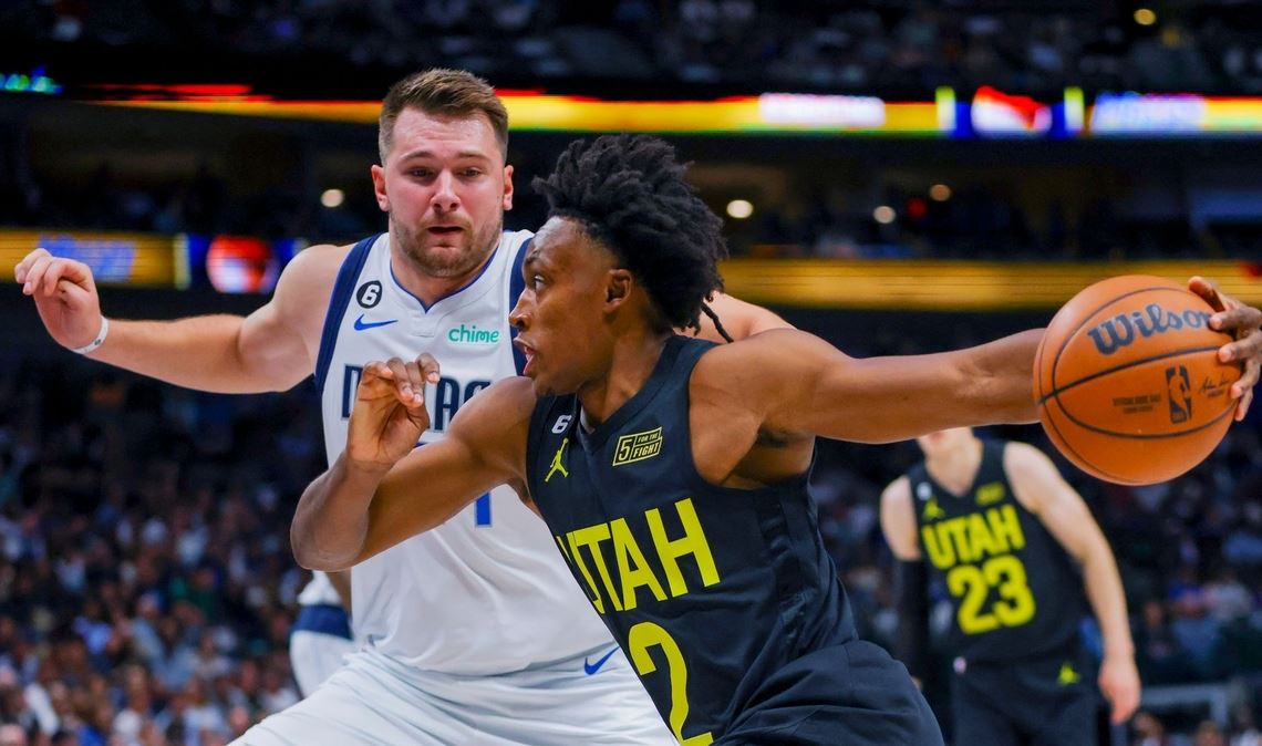Collin Sexton (r) von Utah Jazz in Aktion mit Luka Doncic von den Dallas Mavericks.