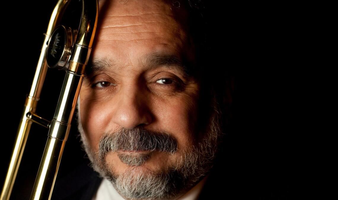 Colón galt als Mitbegründer eines Musikstils mit starkem kubanischen und puerto-ricanischen Einfluss, für den sich der Begriff Salsa (Soße) erst in den Anfangsjahren seiner Karriere langsam durchsetzte.