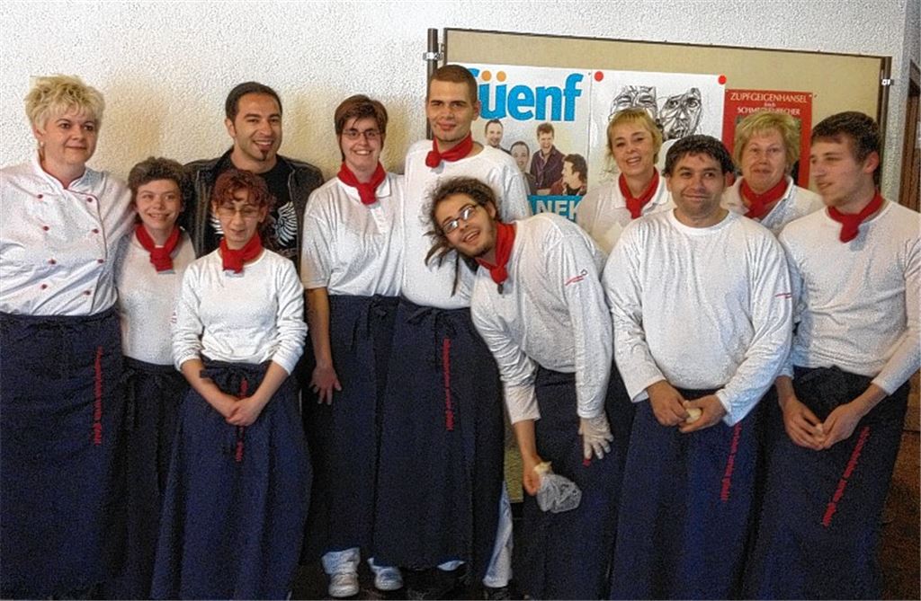 Comedy-Star Bülent Ceylan mit dem Küchenteam des Vereins Miteinanderleben vor seinem Auftritt im Mühlehof.