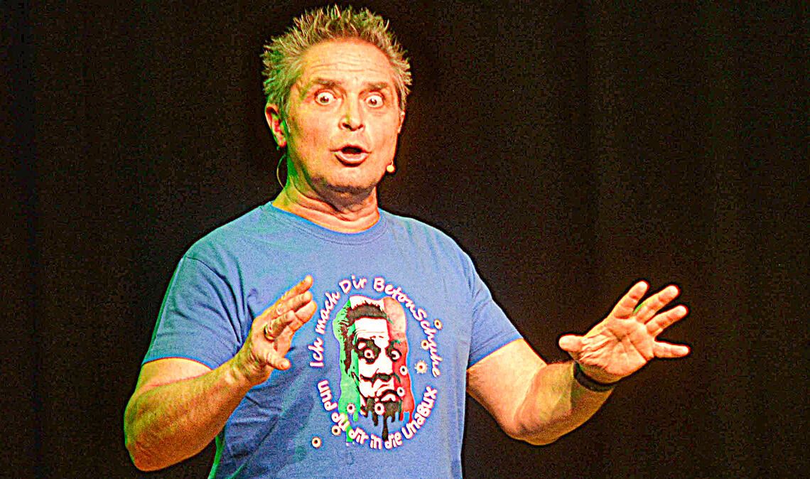 Comedy der italienischen Art: Roberto Capitoni beim „Spatzabrettle“. Foto: Stahlfeld