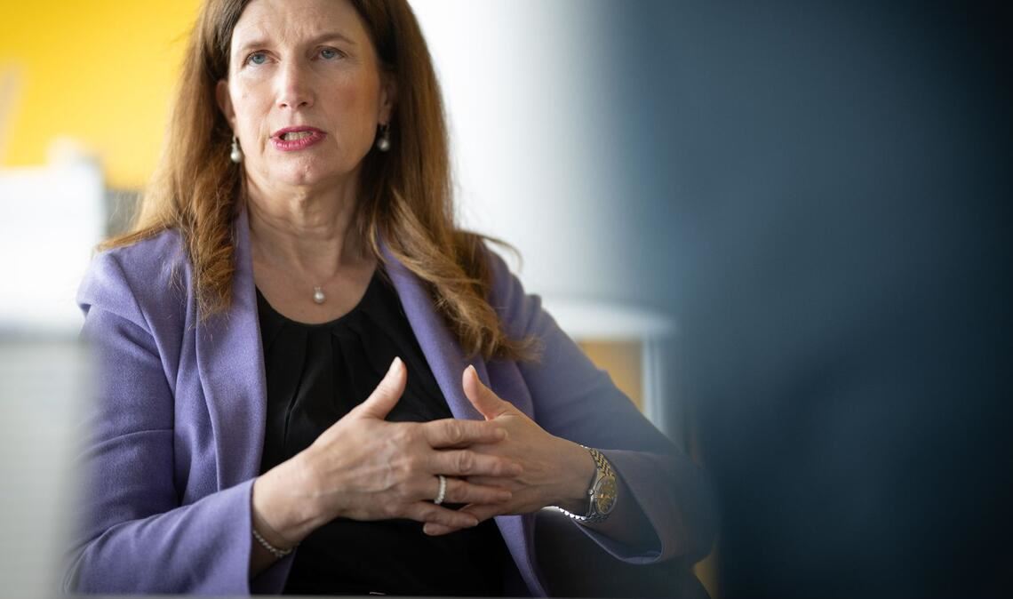 Commerzbank-Chefin Bettina Orlopp erklärt, wie sie eine Übernahme durch die Unicredit abwehren will.