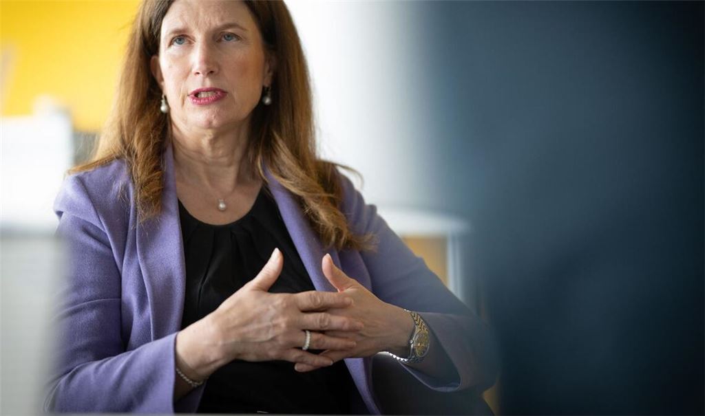 Commerzbank-Chefin Bettina Orlopp erklärt, wie sie eine Übernahme durch die Unicredit abwehren will.