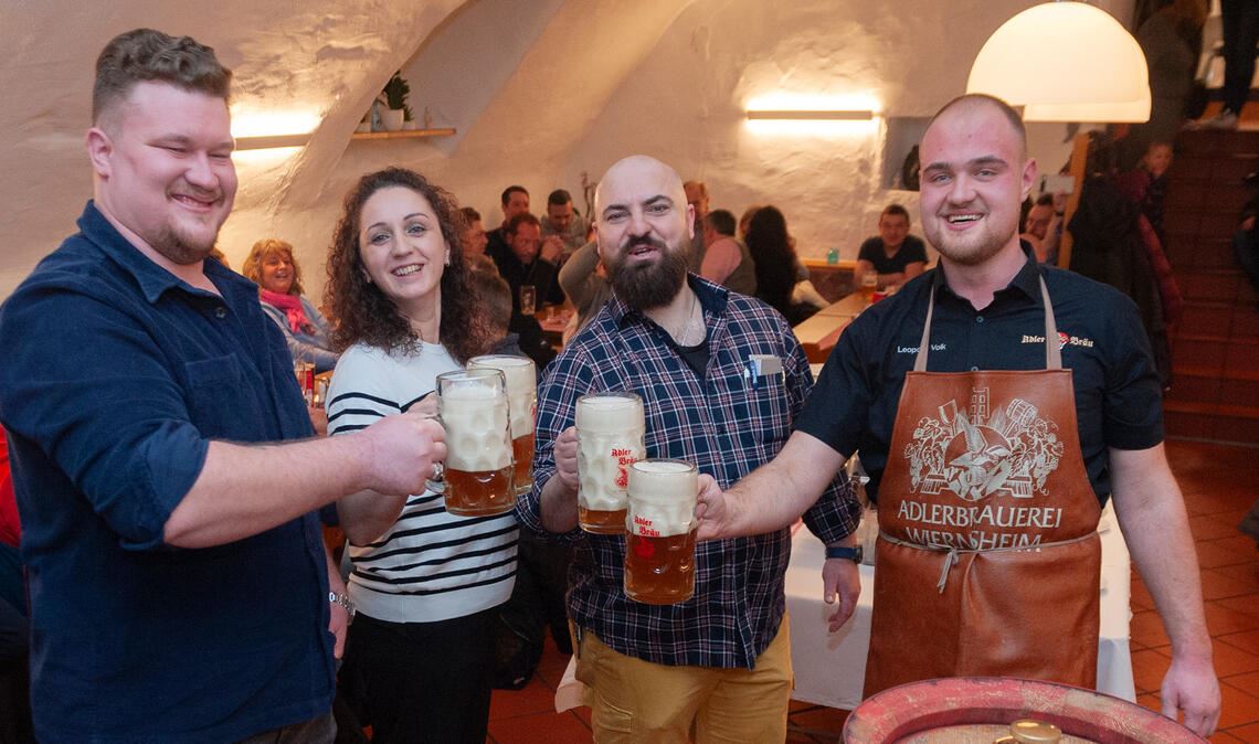 Conrad Volk von der Adler-Brauerei, Eleni Dolaptsi und Georgios Nikoudis vom gastgebenden „Löwenkeller zum Griechen“ und Leopold Volk von Adlerbräu (vli.) beim Bockbier-Anstich. Foto: Fotomoment