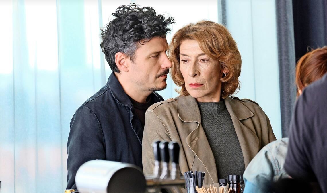 Constanze Laux (Adele Neuhauser) lässt sich auf  den Escort Ricardo Westerhoff (Manuel Rubey) ein.