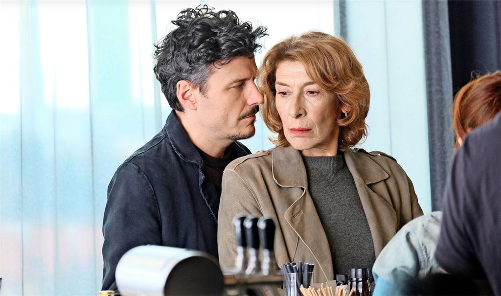 Constanze Laux (Adele Neuhauser) lässt sich auf  den Escort Ricardo Westerhoff (Manuel Rubey) ein.