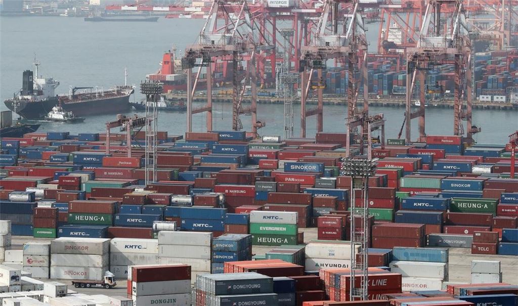 Container liegen im Hafen der Stadt. (zu dpa: «Bundesregierung schraubt Wachstumserwartungen deutlich hoch»)