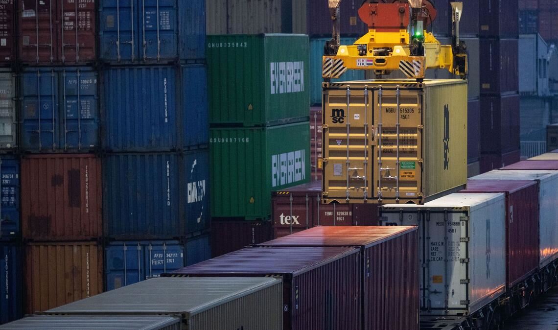 Container werden am Hafen Stuttgart umgeladen.