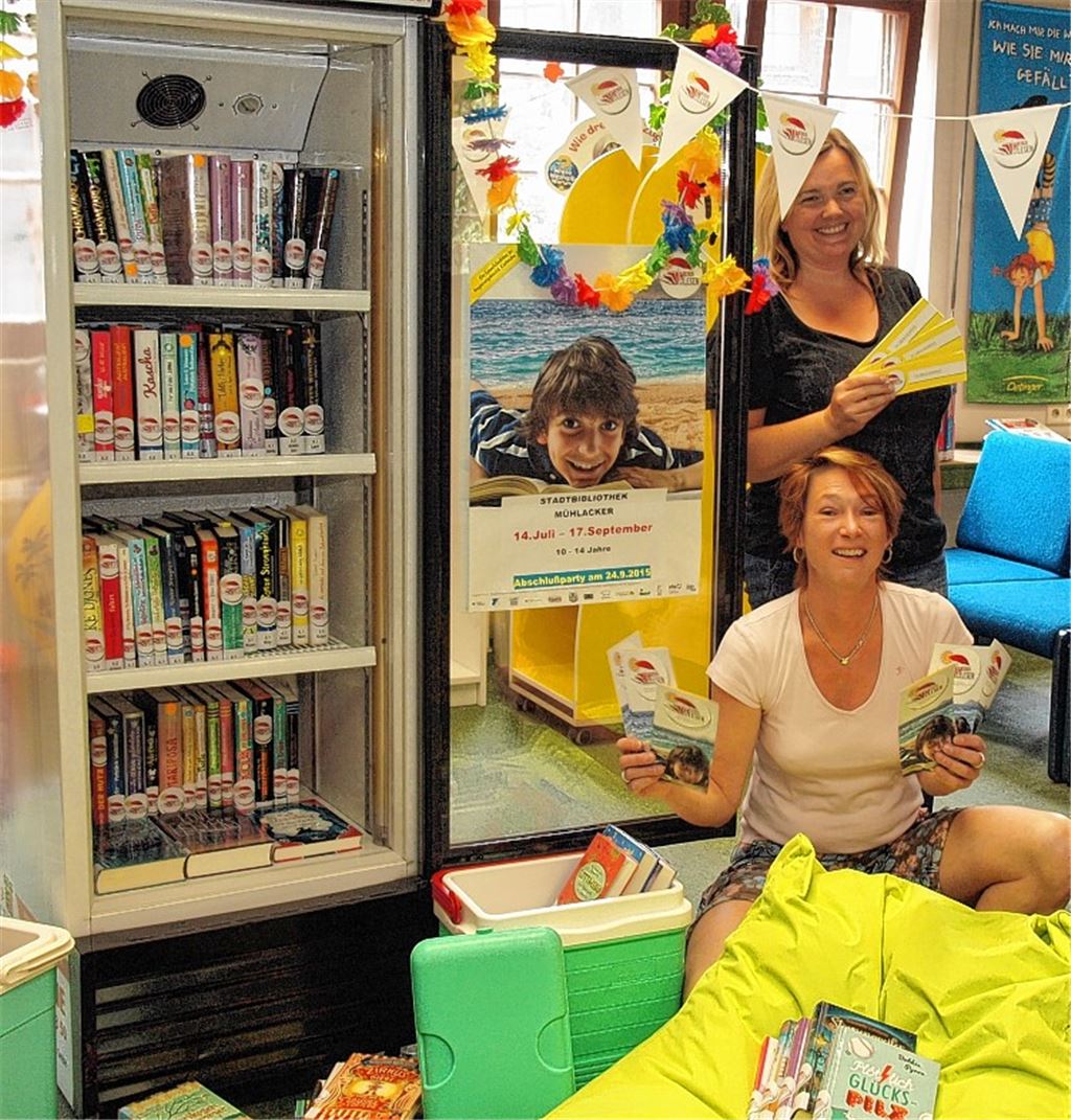 Coole Bücher für heiße Tage stehen im Eisschrank in der Stadtbücherei bereit.
