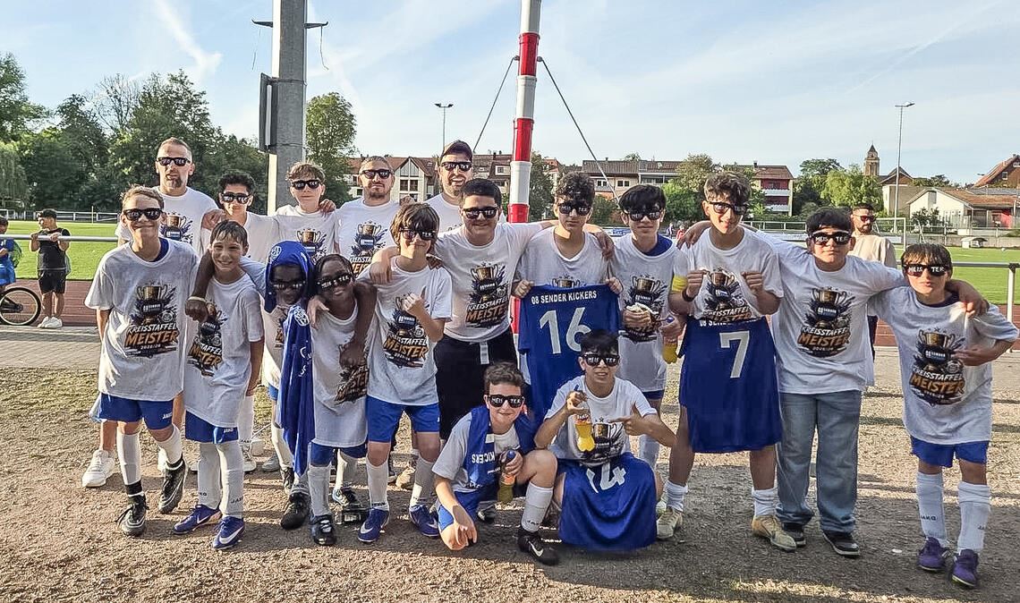 Coole Meister: Die-D-Jugendlichen der Sender Kickers mit ihren Trainern. Foto: privat