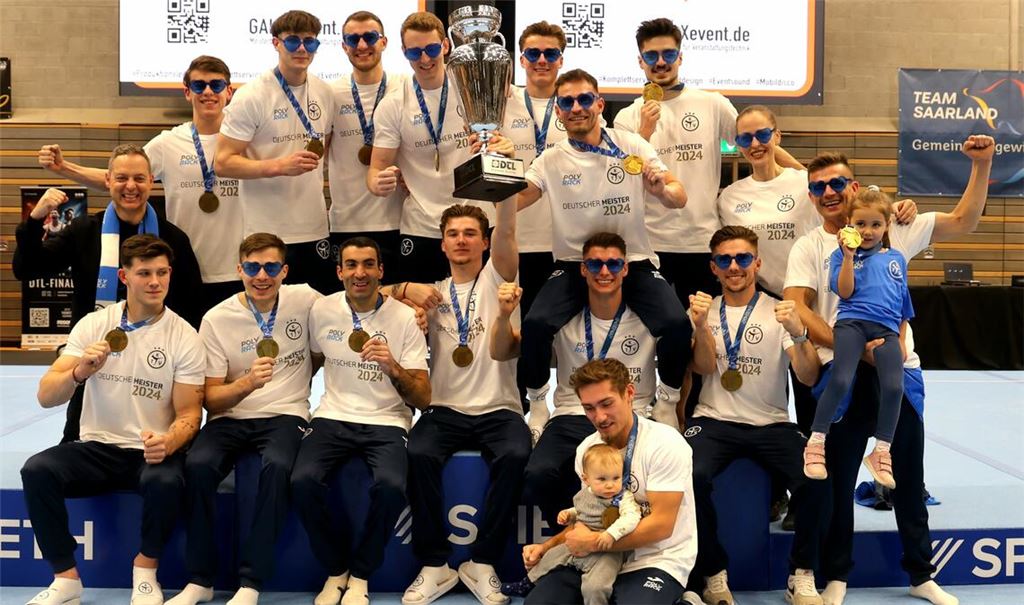 Cooler Meisterjubel mit blauen Sonnenbrillen: die KTV Straubenhardt holt sich in überlegener Manier den Titel. Foto: Tom Arendt