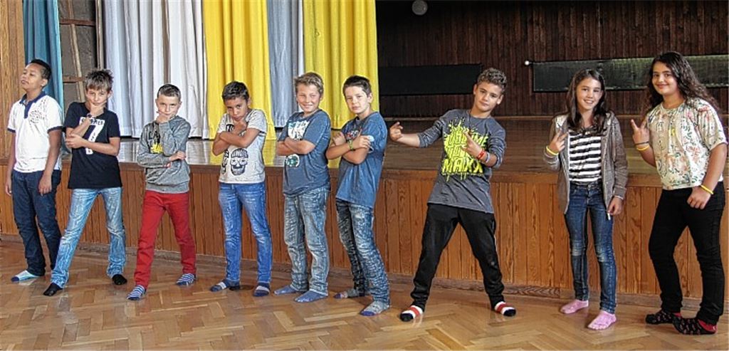 Cooler geht’s kaum: Die Fünftklässler müssen nicht lange überlegen, um auf Zuruf der Theaterpädagogin die passende Gestik und Mimik zu präsentieren.