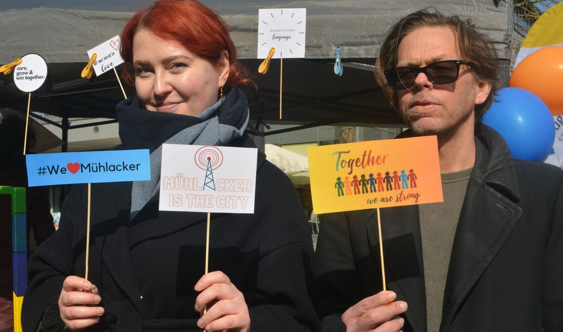 Cora Kranz und Anthony Everingham stellen die Migrationsberatung vor. Foto: Stahlfeld