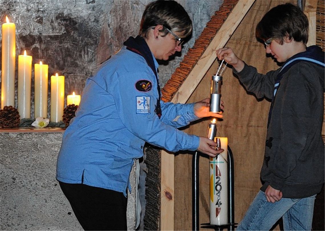 Corinna Reinhardt (li.) entzündete das Friedenslicht. Foto: Fotomoment