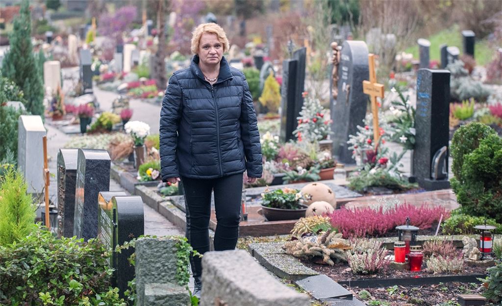Cornelia Burghardt-Heller, Institutsleiterin beim Bestattungshaus Einert, arbeitet am Limit: Seit August hätten sich die Aufträge im Betrieb, verglichen mit 2019, verdoppelt. Fotomoment