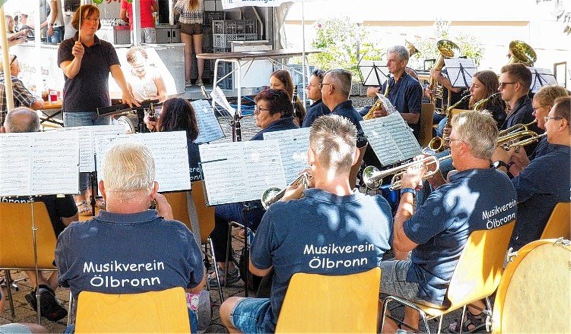 Zünftige Blasmusik unter dem Kastanienbaum