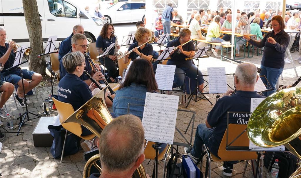 Cornelia Schmid und ihre Musikerinnen und Musiker erfreuen die Gäste mit einem abwechslungsreichen Programm. Foto: Bastian