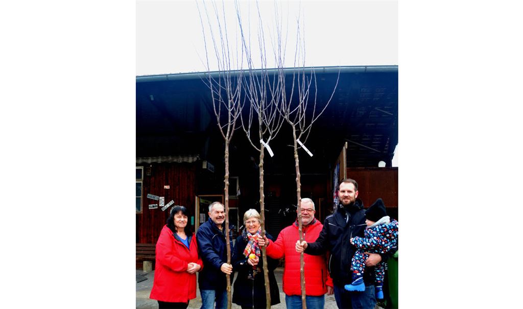 Cornelia Schuler (Mitte) und Daniel Schuler (rechts, mit Sohn Theo) geben die ersten Bäume an Annette Schäfer, (v.l.), Klaus Flumm und Helmut Härtter aus. Foto: Stahlfeld