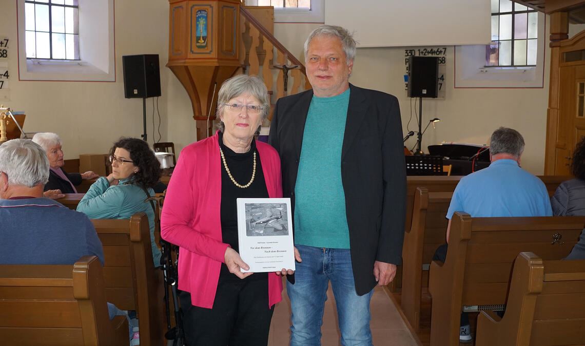 Cornelia Schuler und Dr. Ralf Fetzer mit den neu erschienenen Buch. Fotos: Bastian