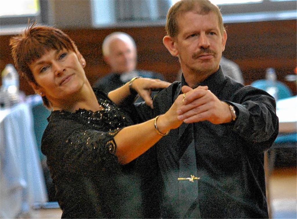 Cornelia und Hans-Peter Lechermann vom TSC Illingen qualifizieren sich als eines der sechs besten Paare für den Einzelwettkampf. Foto: Stahlfeld
