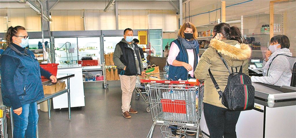 Corona-Alltag im Mühlacker Tafelladen: „Bitte Abstand halten!“, weist die ehrenamtliche Mitarbeiterin an der Kasse die Kundin auf die geltenden Vorschriften hin. Foto: Filitz