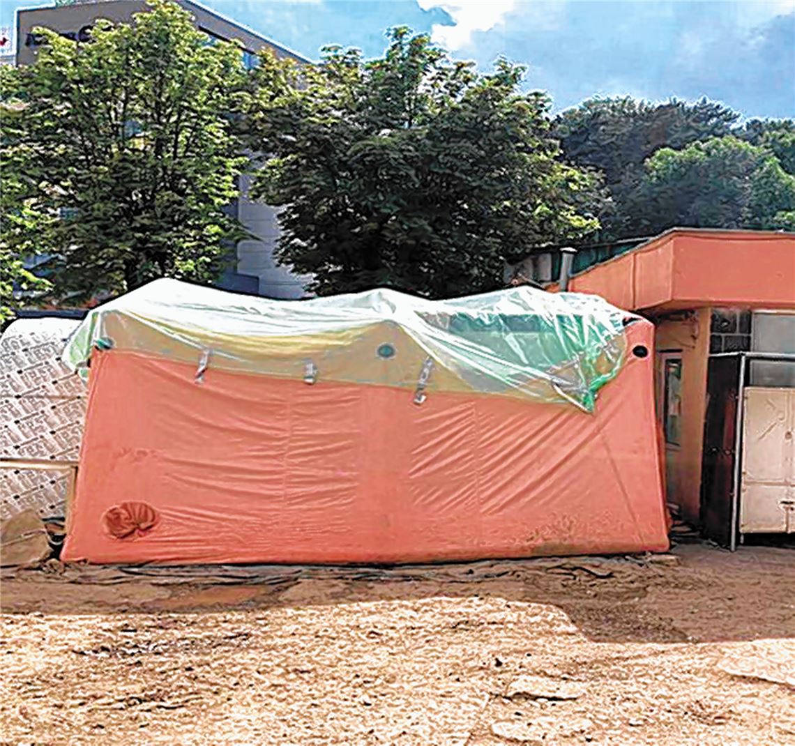 Corona-Schleuse in rumänischem Krankenhaus.