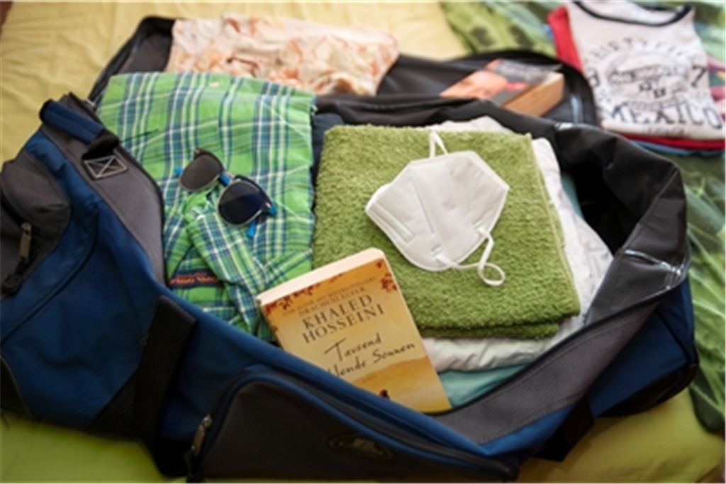 „Corona ist noch nicht vorbei“: Geht es nach dem Geschäftsführer der Regionalen Kliniken-Holding, Professor Dr. Jörg Martin, sollten in jeder Reisetasche auch Masken enthalten sein. Er empfiehlt, diese zumindest in Innenräumen weiterhin zu tragen und die Abstandsregeln zu beherzigen: „Das hat sich als sinnvoller Schutz erwiesen.“ Foto: Fotomoment