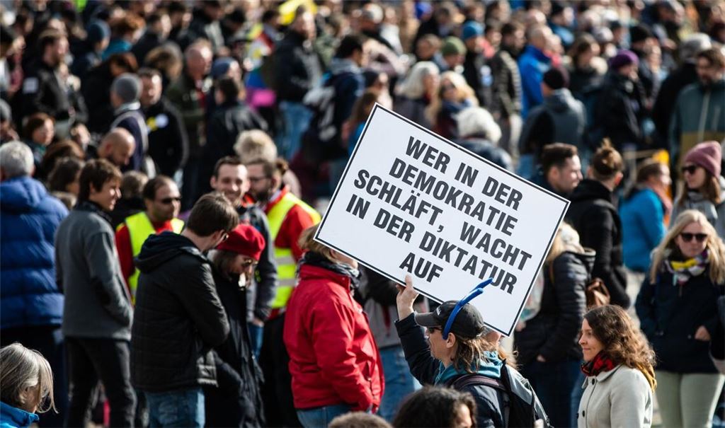 Corona war ein Katalysator für  Staatskritik, Zweifel an der Wissenschaft und obskure Glaubensrichtungen.