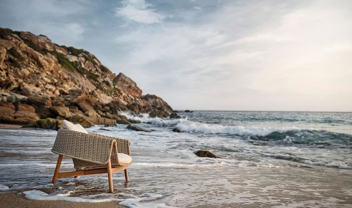 Cosy wirkt auch „Wrap“in Beigetönen – als wäre eine Kuscheldecke Teil des Sessels.