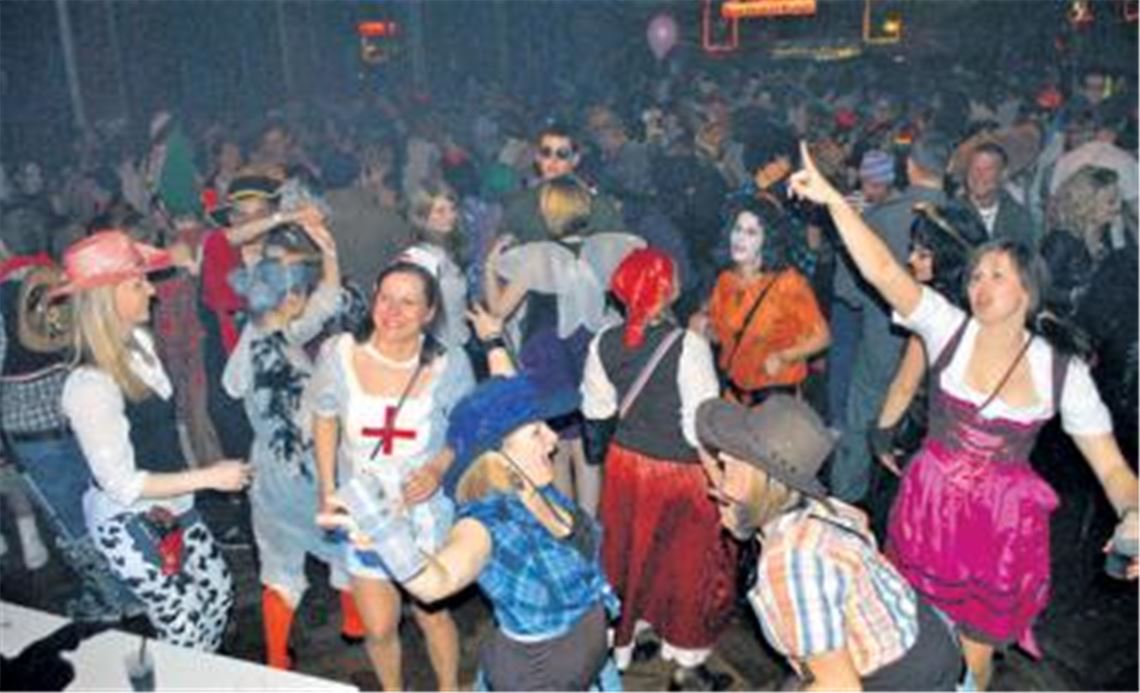 Cowgirls, Dirndl-Mädchen und Krankenschwestern toben sich in der knallvollen Lomersheimer Festhalle aus  sozusagen, bis der Arzt kommt.
Foto: Stahlfeld