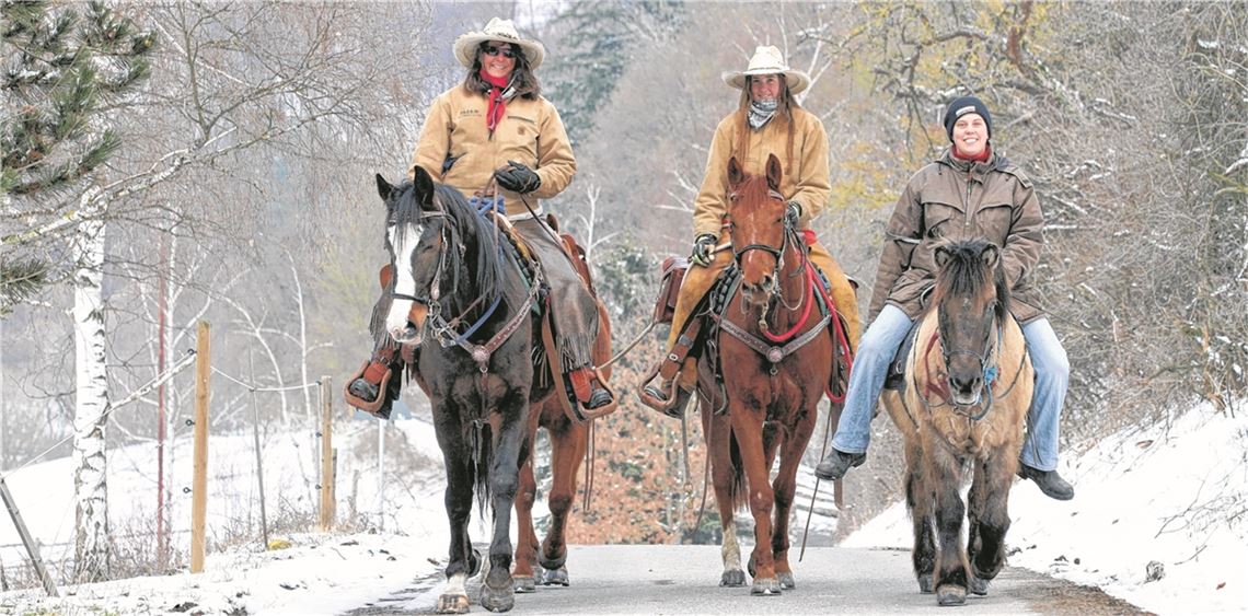 Cowgirls unterwegs: Franziska Kleiner vom Lerchenhof in Mönsheim zeigt den Amerikanerinnen Olivia Schwiebert und Karen Hardy (v. re.) den Querfeldein-Weg nach Wurmberg. (Foto: Hansen)