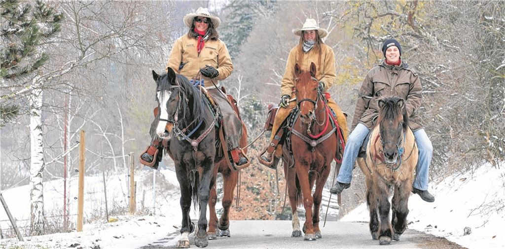 Cowgirls unterwegs: Franziska Kleiner vom Lerchenhof in Mönsheim zeigt den Amerikanerinnen Olivia Schwiebert und Karen Hardy (v. re.) den Querfeldein-Weg nach Wurmberg. (Foto: Hansen)