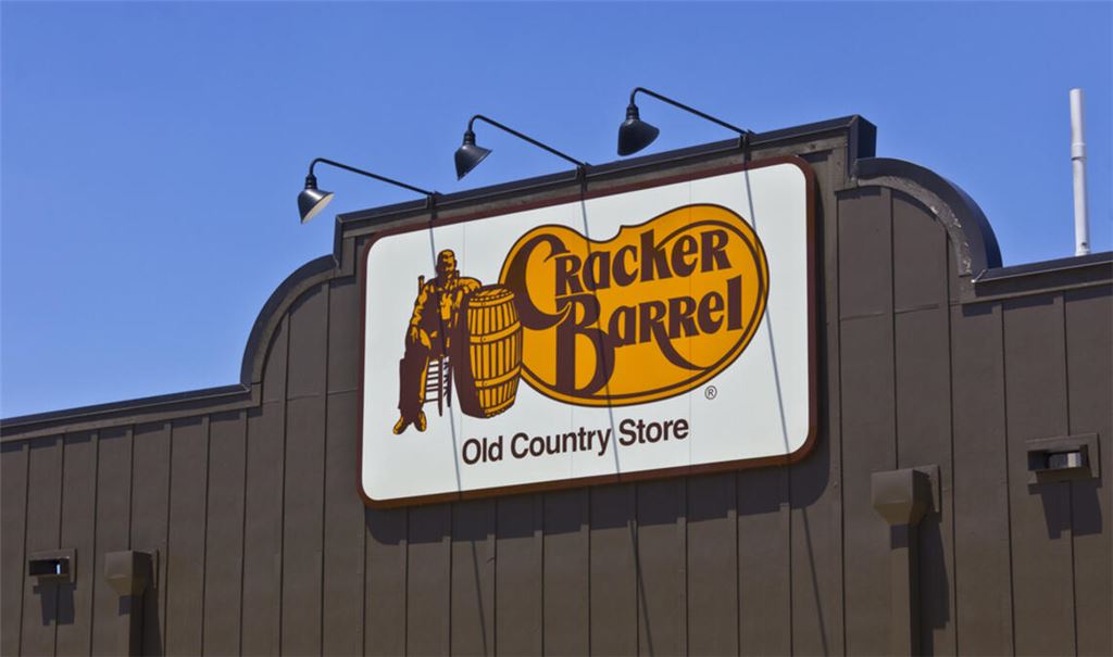 Cracker Barrel: Das alte Logo mit Mann am Fass bleibt nun doch.
