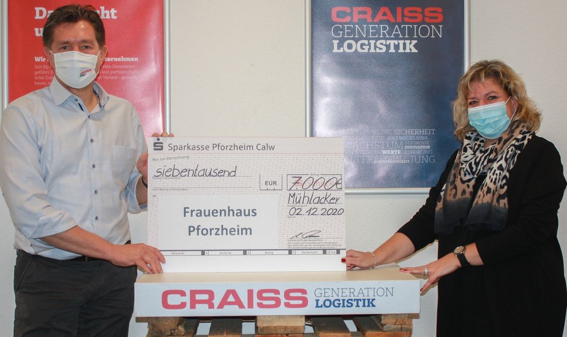 Firma Craiss unterstützt Frauenhaus Craiss-Geschäftsführer Michael Craiss überreicht an Tanja Göldner vom Ökumenischen Frauenhaus Pforzheim einen symbolischen Scheck über 7000 Euro.Firma Craiss