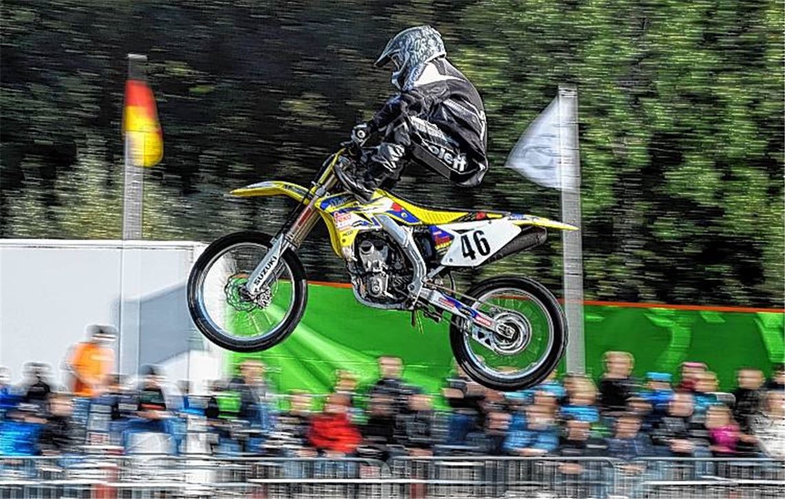 Crazy Nitro: Auch fliegende Motorräder gehören zur Stunt-Show in Enzberg.