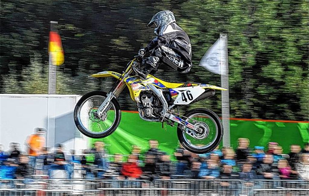 Crazy Nitro: Auch fliegende Motorräder gehören zur Stunt-Show in Enzberg.