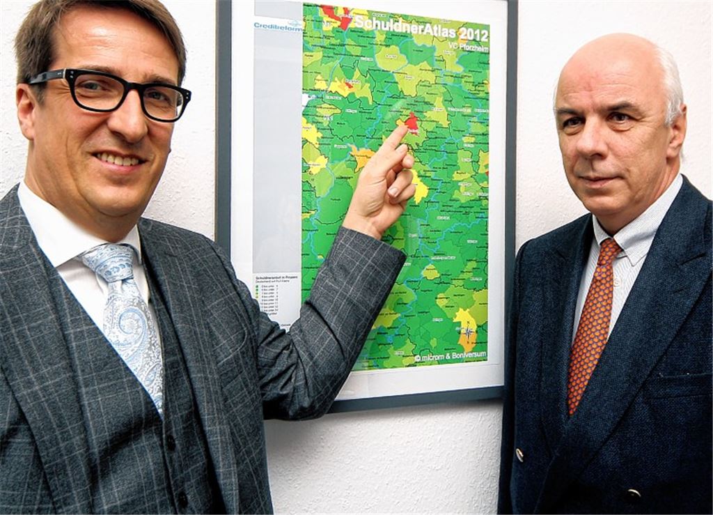 Creditreform-Geschäftsführer Jens Schott (li.) und Professor Andreas Fuhrmann vor der Schuldnerkarte: Während sich im Enzkreis die Zahl der überschuldeten Haushalte in Grenzen hält, kämpfen in Pforzheim viele Menschen mit finanziellen Problemen. Foto: Kollros