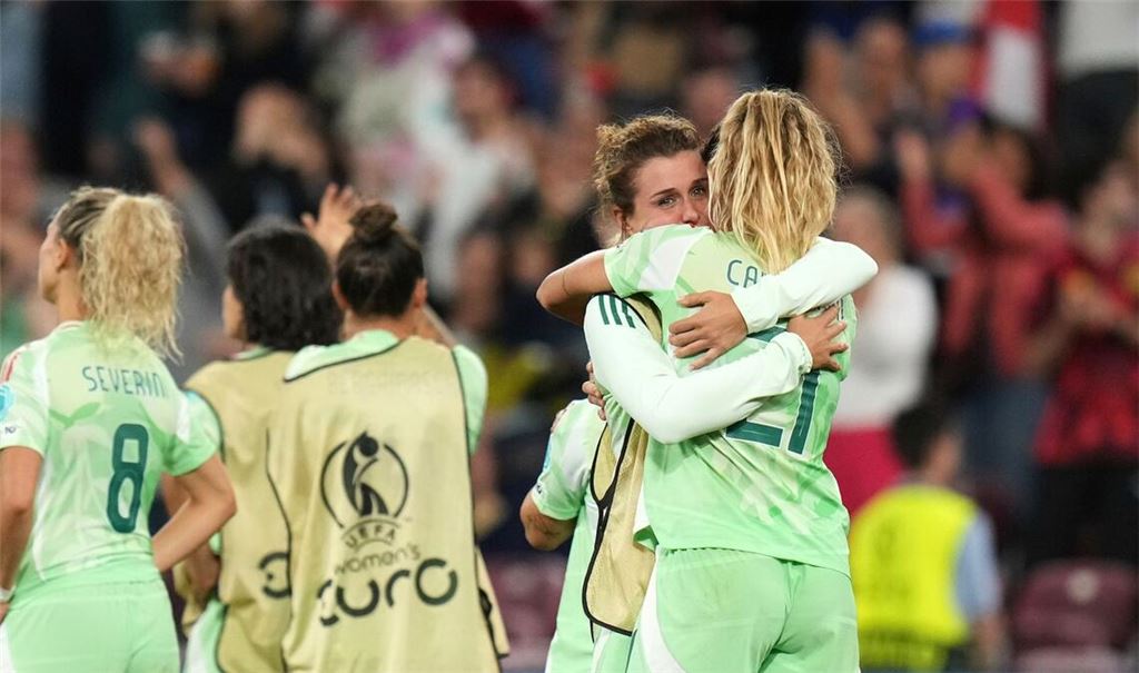 Cristiana Girelli und Michela Cambiaghi (r) betrauern das dramatische Halbfinal-Aus.